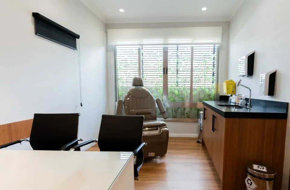 Sala de exame com poltrona clínica e bancada